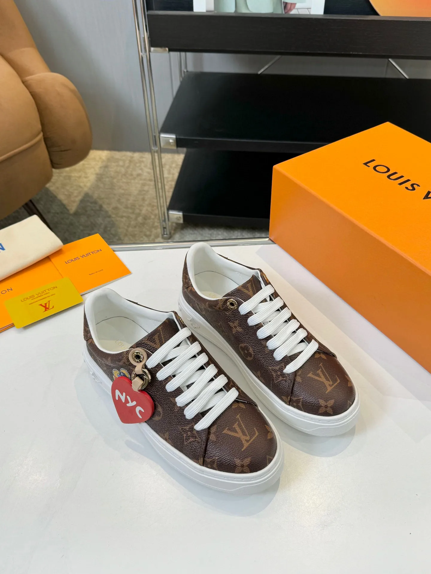 Men's Men's Shoes 💰💰660 Women's LV [Beverly Hills Sports Shoes Series] This Beverly Hills sports shoes are made of grained cow leather with Damier pattern, echoing the current season's leather goods series. The thick rubber outsole is lightweight, and an embossed Louis Vuitton logo adds a branding touch. Padded insole and technical fabric lining enhance comfort.  Detailed Features ♛ Embossed grained cowhide leather ♛ Ultra-lightweight rubber outsole ♛ Louis Vuitton logo on tongue and outsole ♛ Size: 35-40